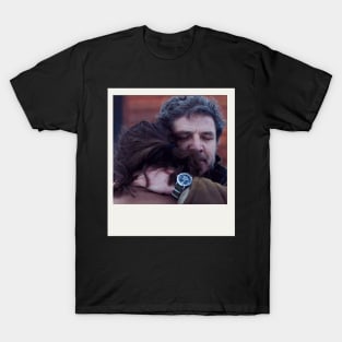 pedro pascal and bella ramsey foto retro hug T-Shirt